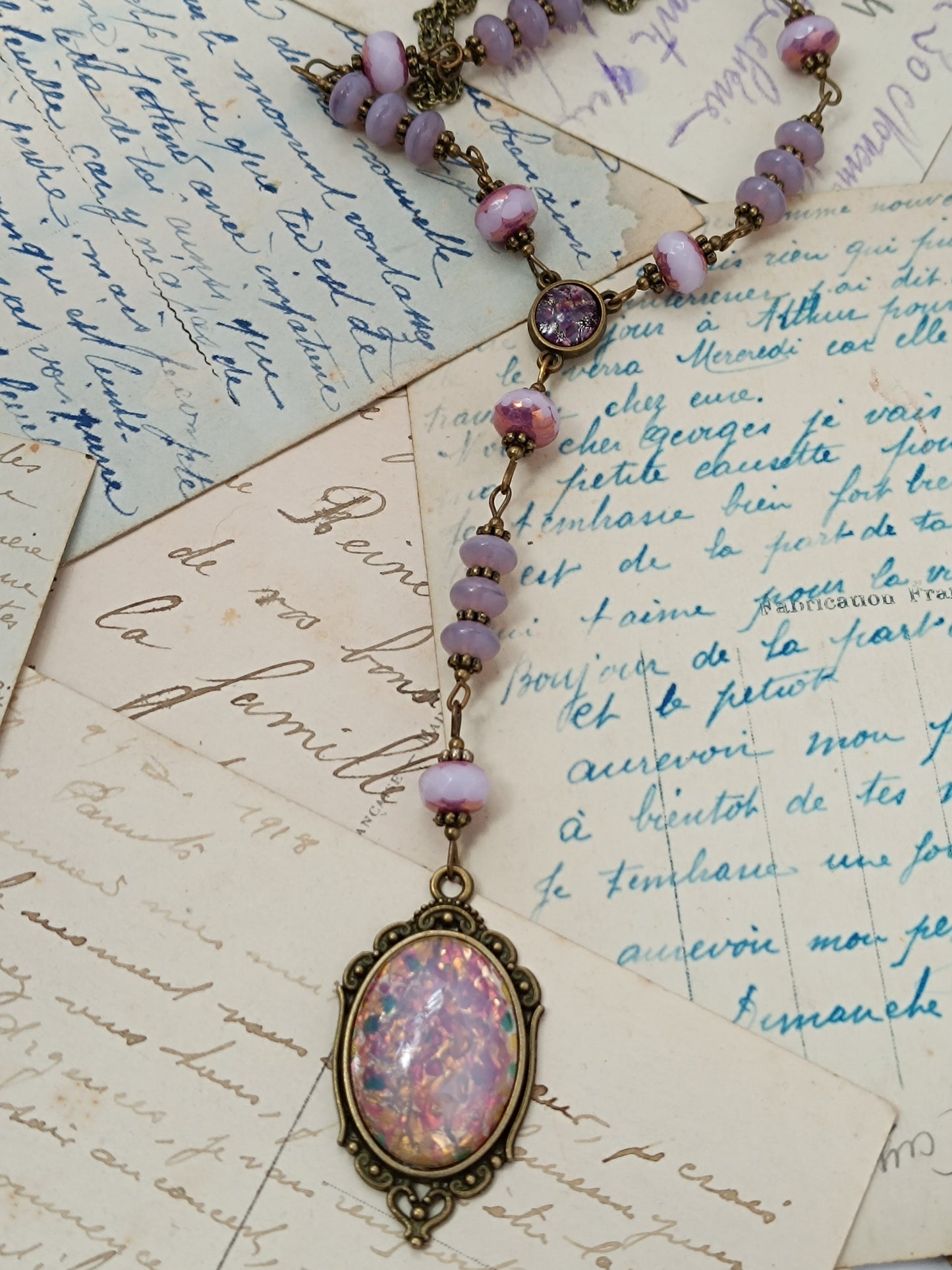 Collier Pendentif Vintage "Éclat Confetti" en Laiton et Verre Bohème