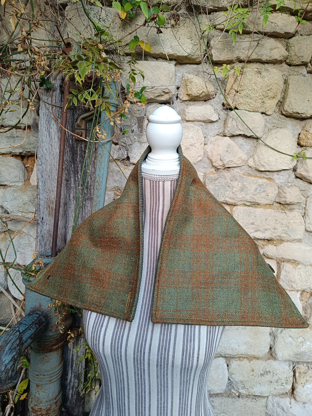 Tour de cou femme en cachemire tartan vert et marron, bouton celtique