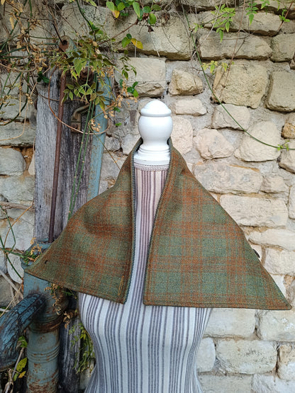 Tour de cou femme en cachemire tartan vert et marron, bouton celtique