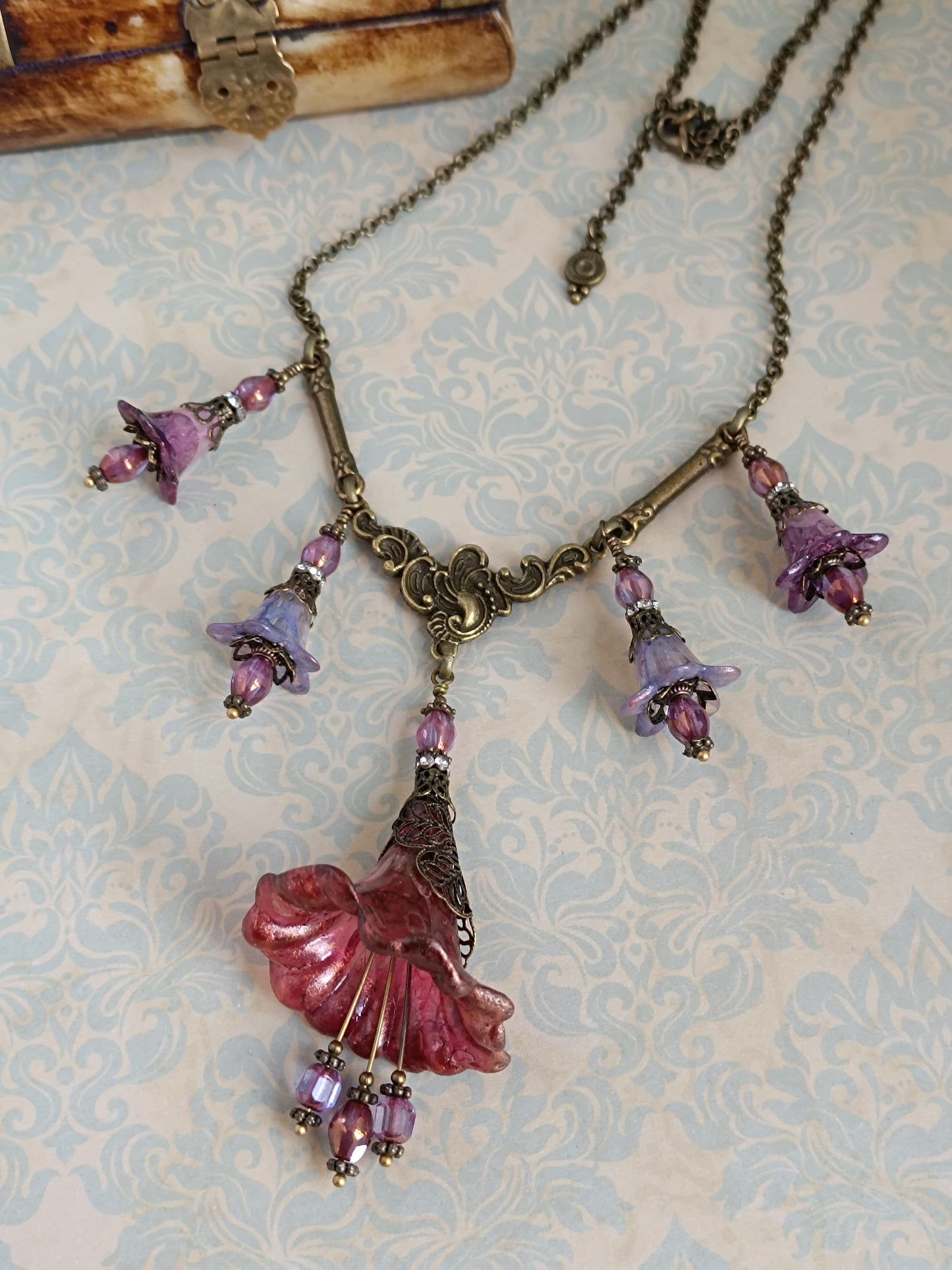 Rêveries Florales Collier fairycore romantique en bronze antique, fleurs lucite peintes main, perles lanternes verre tchèque