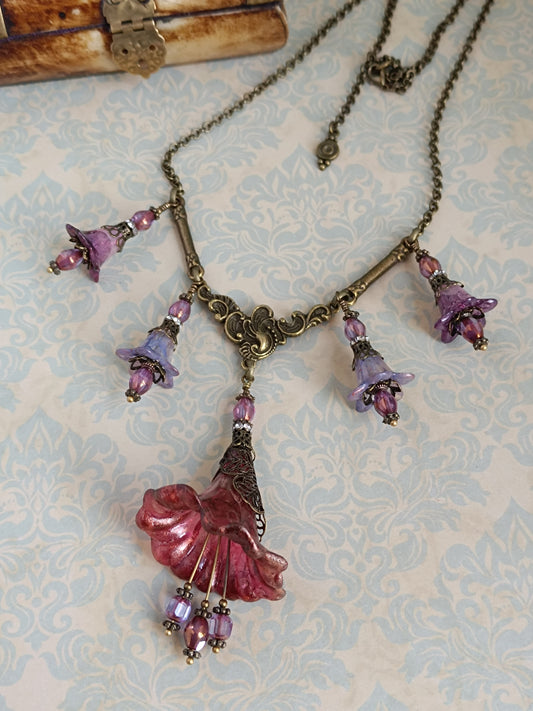 Rêveries Florales Collier fairycore romantique en bronze antique, fleurs lucite peintes main, perles lanternes verre tchèque