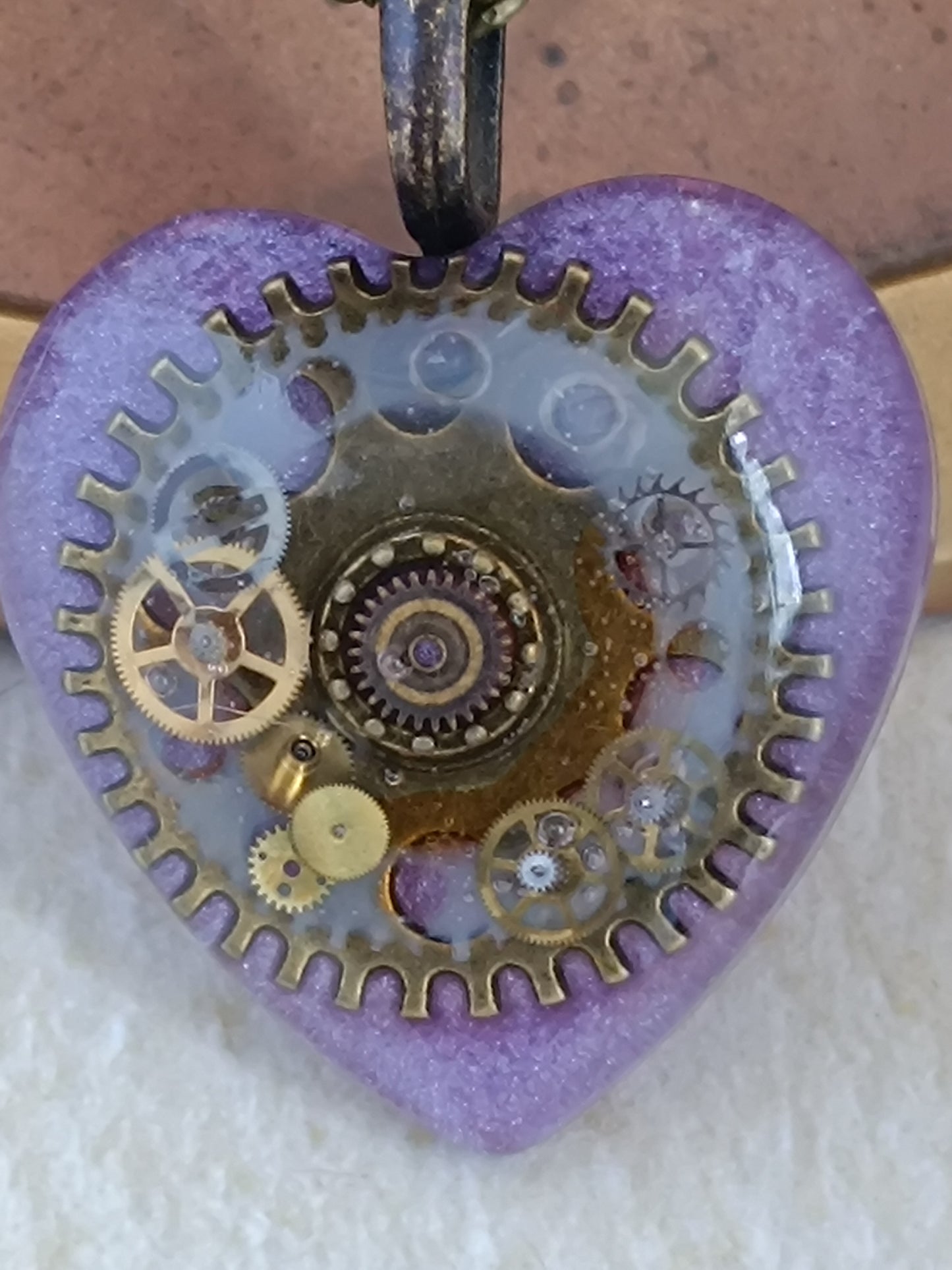 Pendentif Steampunk Cœur Engrenages Résine Époxy Violet Chaîne Bronze Artisanal