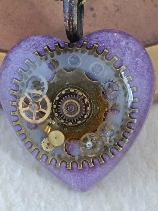 Pendentif Steampunk Cœur Engrenages Résine Époxy Violet Chaîne Bronze Artisanal