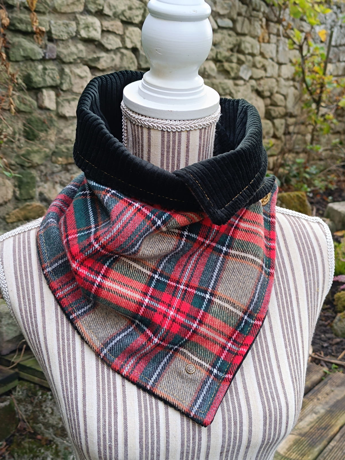 Tour de cou tartan écossais en laine et velours avec bouton boussole vintage