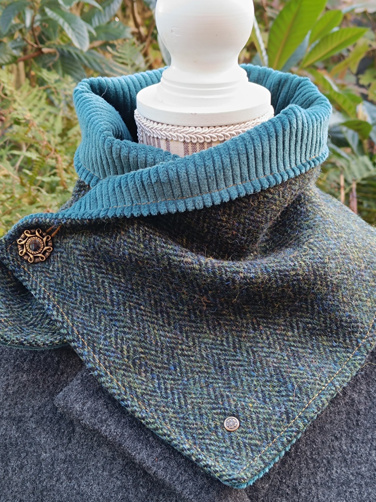 Écharpe Tour de Cou Boutonné en Tweed Celtique – Caractère & Déclaration de Style - réservé