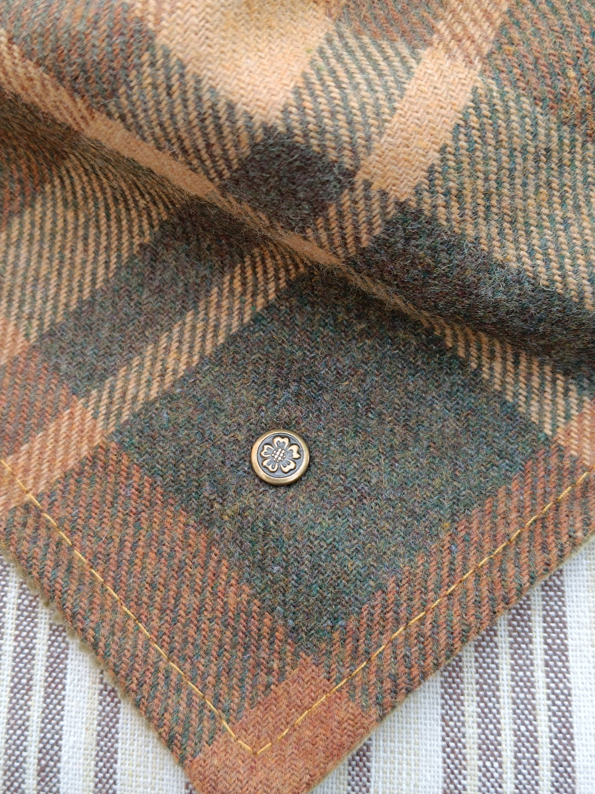 Tour de cou tartan écossais doublé velours vert mousse et bouton de collection vintage houx