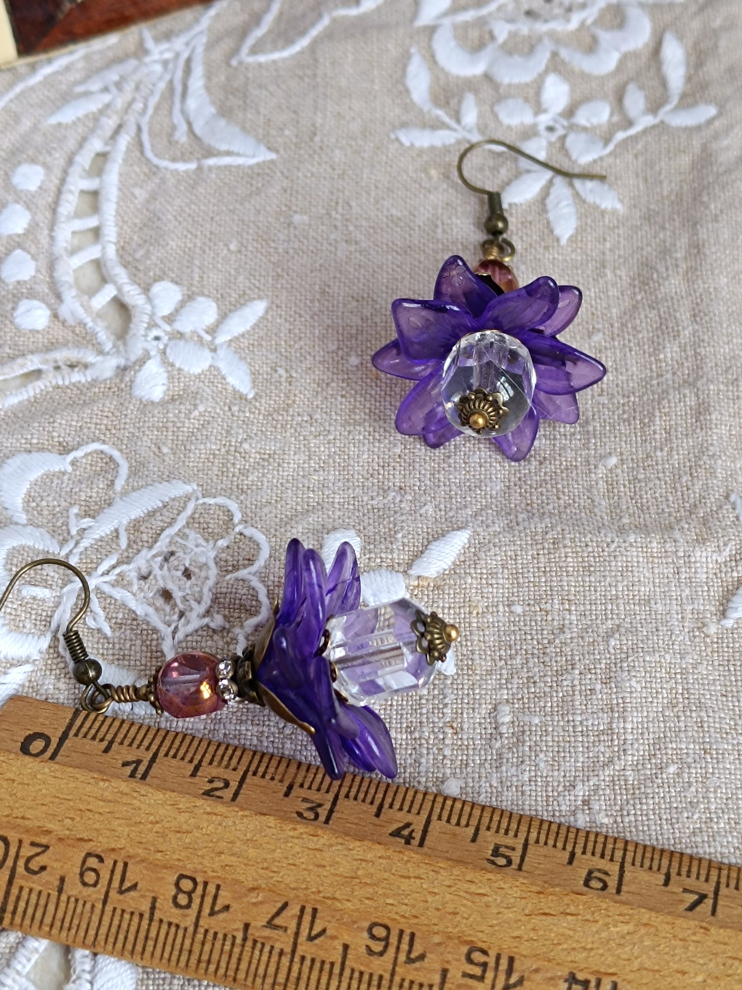 Boucles d'oreilles fleurs pompons ultra violettes