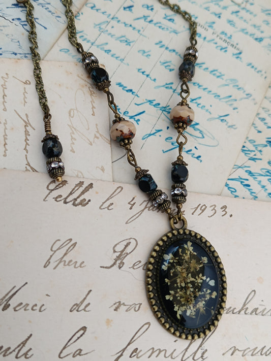 Collier Floral Vintage Dark Floral - Médaillon Résine et Fleurs Séchées (3 x 2,5 cm)