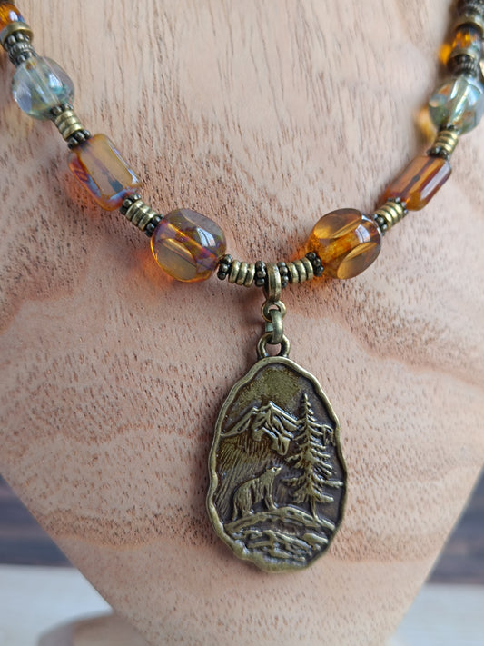 Collier câblé – Perles heishi, verre tchèque et bronze – Pendentif montagnes sauvages avec ours et pointes de flèche