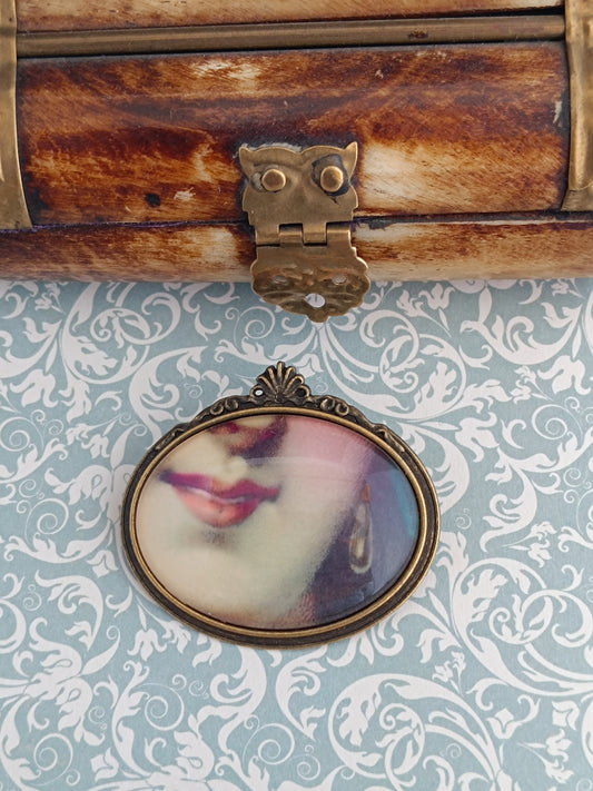 Broche cabochon verre bouche, original style cabinet de curiosités victorien