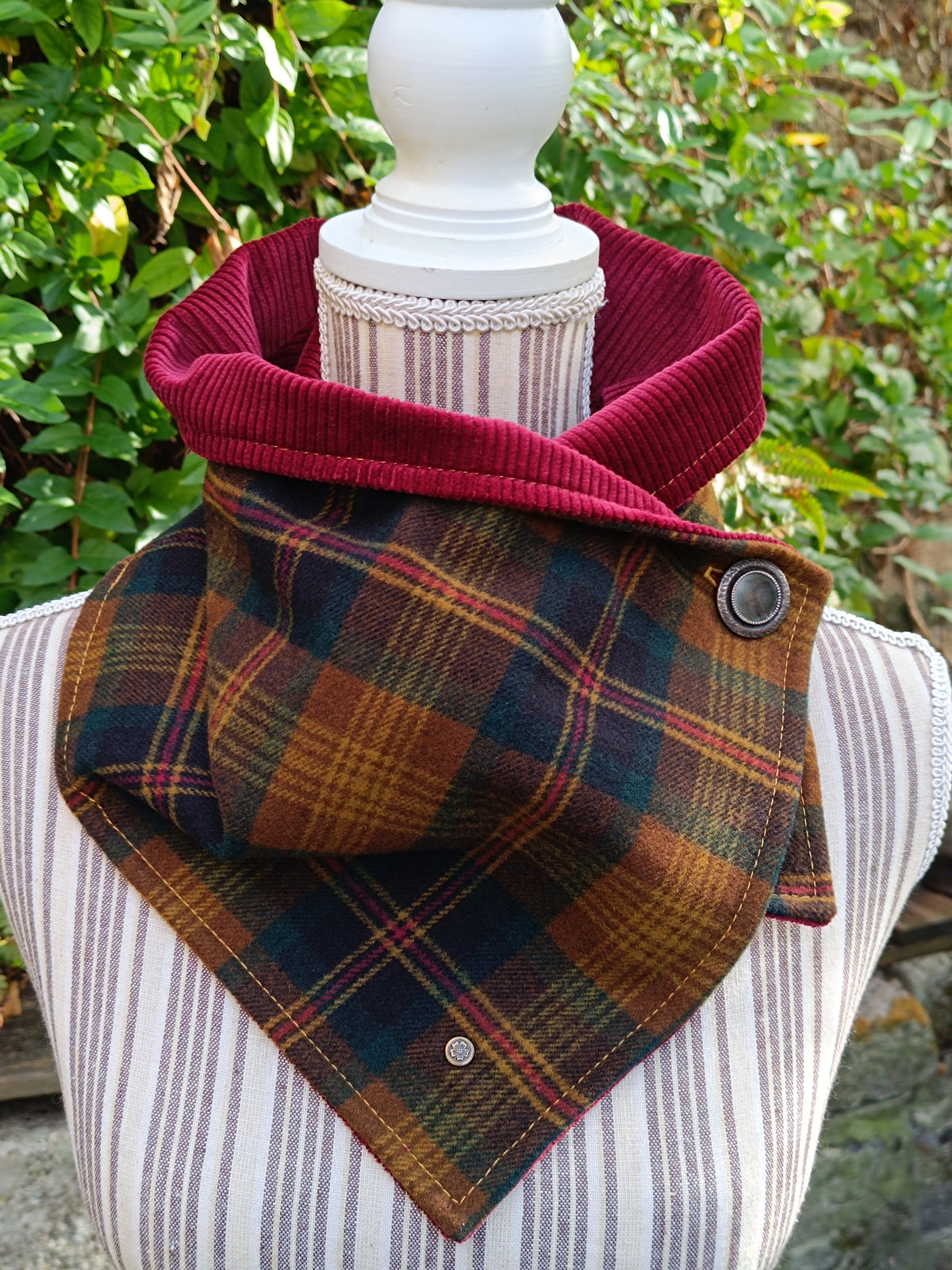 Tour de cou tartan laine bleu canard ocre marron doublé velours bordeaux et bouton vintage métal et nacre